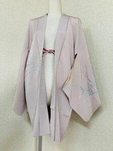 婦人　絵羽織　正絹紋綸子縮緬　丈82cm　桜色の地紋に金銀ラメ糸使いの草花紋様の織り　羽織紐付き　普段着に　コスプレにも　保管品