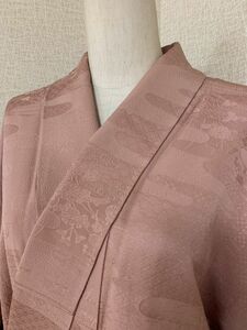 婦人　色無地の着物　一つ紋入り　袷　広衿　正絹紋意匠縮緬　紅梅色に霞や花の地紋様　丈158cm　コスプレやリメイクにも　保管品