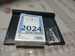 卓上日記 2024年版 タテ型 台付 デスクダイアリー Desk Diary メモ 日めくり カレンダー アピカ 日本ノート