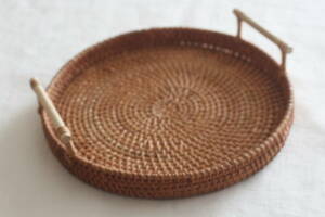 【新品未使用】円形　ラタン　トレイ　バリ　インドネシア　テーブルウェア　取っ手つき　丸形