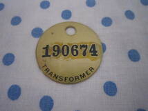 ◎**　ヴィンテージ　真鍮　ナンバー　プレート「 190674 」TRANSFORMER トランスフォーマー　数字　直径　約3.8ｃｍ（検：アンティーク　_画像1
