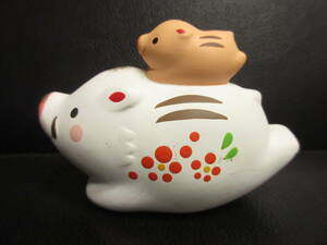 《雑貨》置物 「干支：亥年(イノシシ) うり坊付きの親子猪 飾り人形」 高さ：約6cm 素材：紙粘土などの焼き物 インテリア・小物 お土産