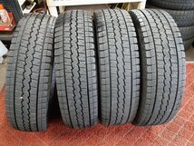 パF4625■195/80R15 107/105L LT　4本価格　DUNLOP WINTER MAXX SV01　送料無料 冬 ’22年 7分山 ハイエース キャラバン NV350 ボンゴ_画像1