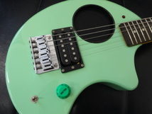 美品 FERNANDES フェルナンデス ZO-3 エレキギター ミニギター グリーン 緑 アンプ内蔵 楽器 弦楽器 ソフトケース付き ギター_画像2