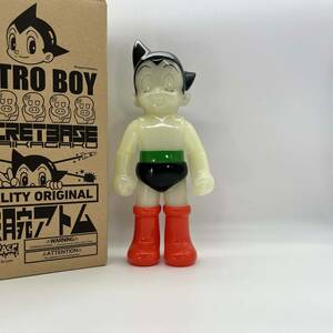 Middle Scale Astro Boy 蓄光 SECRETBASE シークレットベース 鉄腕アトム ソフビ