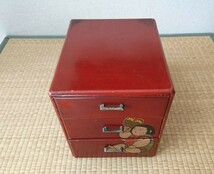 昭和レトロ 木製 卓上 3段 小引き出し ☆ 骨董 骨董品 漆塗り 朱 取っ手 古家具 家具 箪笥 棚 雑貨 店舗什器 引き出し アンティーク 文机_画像6