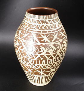 大花瓶　知山窯　安藤統　釉薬を塗った後でけずって古代オリエント模様のように描いてある　大変な作業　大作に思います
