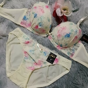 【C70M】SweetgirlyCollection　ラメチュールレースブラセット　クリーム