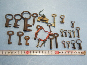 古い鍵　和鍵　箪笥　小カギ　小物　小引き出　25個　錠前1個