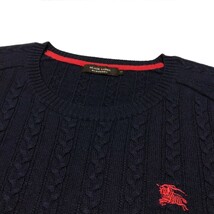 バーバリーブラックレーベル■襟首/袖先/ホース刺繍 赤色 羊毛100％ 3(L) ネイビー Uネックケーブル編みニット BURBERRY BLACK LABEL_画像2