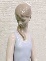 ☆ リヤドロ　陶器人形　花を持つ 少女　未使用　箱付き　西洋人形_画像2