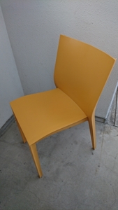 * navy blue temporary chair */ plastic / Philippe Starck work SLICK SLICK