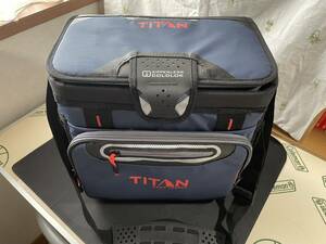 ☆☆　ソロキャンプに最適！ 人気のTitan（タイタン）クーラーボックス Deep Freeze 8L ネイビー 中古美品です　☆☆