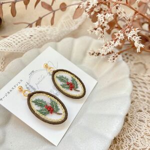 12月の樹木 ヒイラギの刺繍ピアス