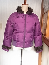 RACY RADIANT レイシーラディアント　パープル　紫　ファーはカルガンラム　ショート丈　暖かいフェザー　ダウンコート　_画像9