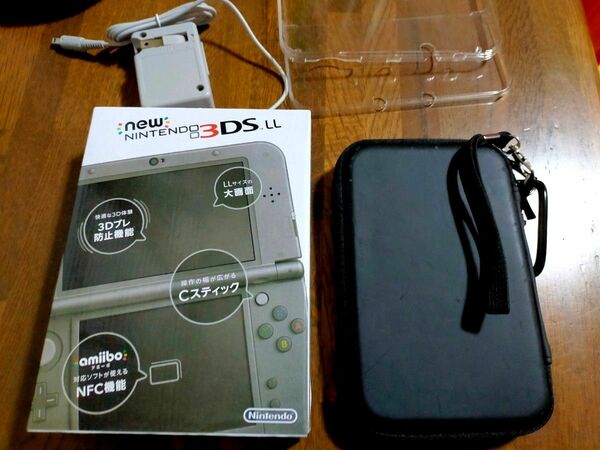 【中古美品】Newニンテンドー3DS LL メタリックブラック ＋周辺機器（外箱＋説明書＋充電器＋ポーチ＋プロテクター） 