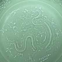 中国古美術　中国景德鎮製　大清乾隆年製　古玩　染付　青磁　皿　大皿　龍　サイズ φ40㎝　7-085_画像6