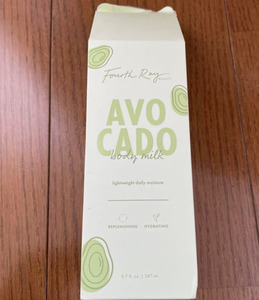 Fourth Ray AVOCADO body milk カラーポップ姉妹ブランド　ボディローション 可愛いボトルでいい香りです　アボガドxミルク