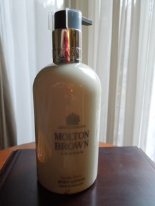 モルトンブラウン　ボディローション　スエードオリス　300ml　Molton Brown