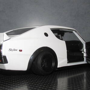 Maisto 1/24 ニッサン スカイライン 2000GT-R (KPGC110) 1973 ホワイト カスタム改 シャコタン 鉄チンの画像10