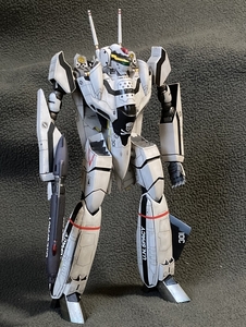 完成品 ハセガワ 1/72 VF-0S バトロイド マクロスゼロ ロイフォッカー