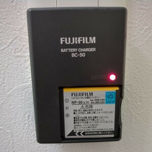 E-61　バッテリーチャージャー　FUJIFILM　富士フィルム　BC-50　リチウムイオン充電式バッテリー　NP-50　委託品