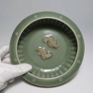 中国美術　宋　龍泉双魚鼓釘洗　花紋盤