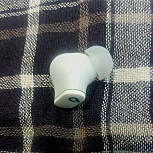 Apple Beats ワイヤレスイヤホン ホワイト 左耳 L 動作確認済み 新品イヤーカバー付き！