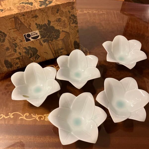 4月21日までの週末セール!未使用品箱付き!高級美術有田焼花型浅鉢5枚セット 有田焼 小鉢