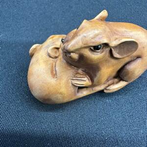【骨董】　蔵出し　時代物　　根付　在銘　吉川　木彫り　鼠　FQ1102