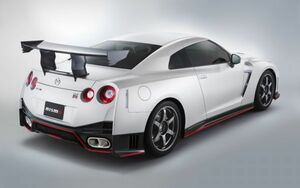 日産 GT-R NISMO R35 Nアタック・パッケージ Bホワイトパール 2016年 NISSAN 壁紙ポスター ワイド版603×376mm （はがせるシール式） 014W2