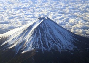 Art hand Auction Ciel clair et dégagé, nuages s'étalant sur le sommet et le pied du mont Fuji, Mine de Kenga, Mont Fuji, affiche de papier peint de style peinture, Format A2 594 x 420 mm (type autocollant pelable) 051A2, Documents imprimés, Affiche, Science, Nature