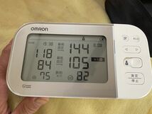 オムロン　HCR750-2T 上腕式血圧計プレミアム１９シリーズ　自動電子血圧計　美品_画像1