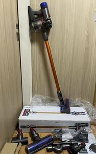 （動作品）dyson ダイソン SV10コードレスクリーナー V8 （新品 大容量バッテリーとフィルター交換済み） 附属品多数 (F-74)