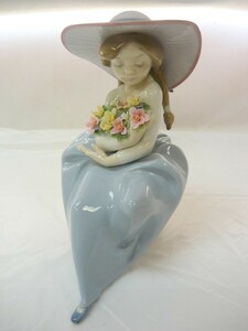 1000円スタート フィギュリン LLADORO リヤドロ 5862 花の香りに包まれて 女の子 少女 フラワー 帽子 陶器人形 西洋工芸 置物 10 O10004