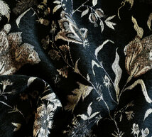 綿混ゴブラン織り/黒にシックな花柄/長袖ＯＰ/ゆったりМ_画像6