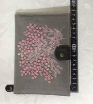 お花と鳥さんの手刺繍　お薬手帳カバー　ハンドメイド_画像5