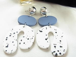  piece .. white . black white ground . black pattern aquamarine blue . difference . color largish impact feeling light weight silicon catch ear origin . swaying design. earrings *