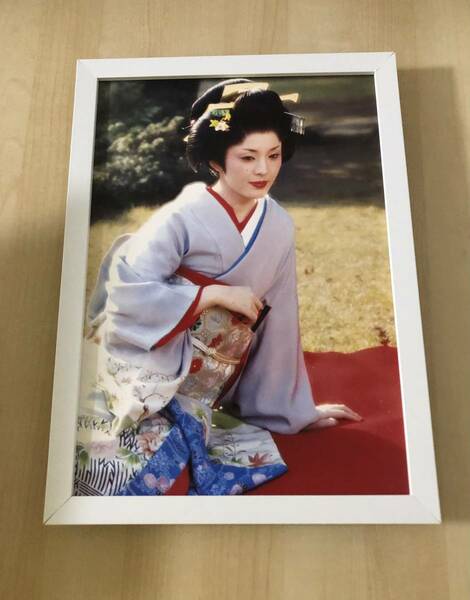 kj ★額装品★ 松坂慶子 篠山紀信 グラビア 和服 和装 貴重写真 A4サイズ額入り ポスター風デザイン セクシー 芸者 花魁 昭和レトロ 着物