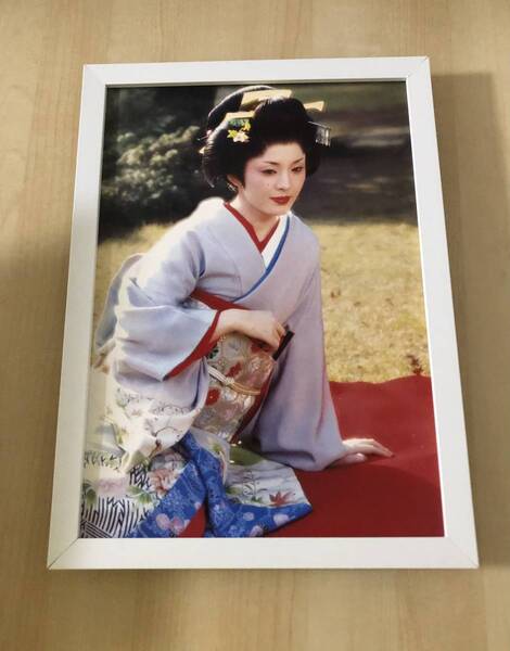 kj ★額装品★ 松坂慶子 篠山紀信 グラビア 和服 和装 貴重写真 A4サイズ額入り ポスター風デザイン セクシー 芸者 花魁 昭和レトロ 着物