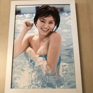 kj ★額装品 ★ 山本彩 グラビア ビキニ 美乳 B5サイズ額入り ポスター風デザイン 貴重写真 AKB48 水着 アイドル プール 笑顔