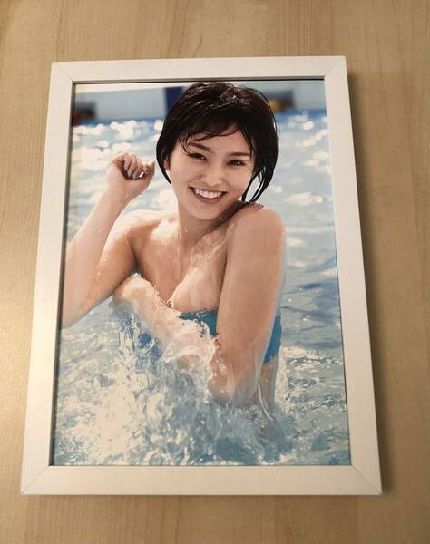 kj ★額装品 ★ 山本彩 グラビア ビキニ 美乳 B5サイズ額入り ポスター風デザイン 貴重写真 AKB48 水着 アイドル プール 笑顔