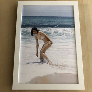 kj ★額装品 ★ 本仮屋ユイカ グラビア セクシー ビキニ 水着 B5サイズ額入り ポスター風デザイン 貴重写真 美乳 美脚
