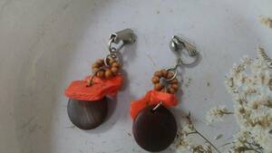 burns tea ×. color wood beads swaying earrings 