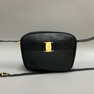 美品 Salvatore Ferragamo サルヴァトーレフェラガモ ヴァラリボン 金具 カーフ レザー ミニ ショルダーバッグ ポシェット ブラック 41045