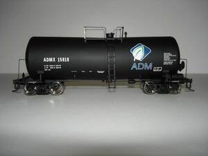 Walthers　40‘　16000-Gallon　Funnel　Flow　Tank-Car　ADM　