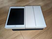 #8285　Apple ipad 第8世代 A2270 MYLE2J/A /128GB/wi-fiモデル/タブレット/通電確認済/箱有/カバー付属_画像1