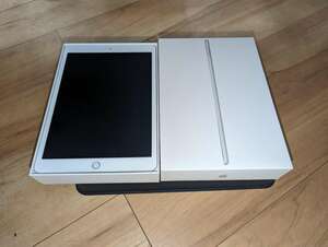 #8285　Apple ipad 第8世代 A2270 MYLE2J/A /128GB/wi-fiモデル/タブレット/通電確認済/箱有/カバー付属