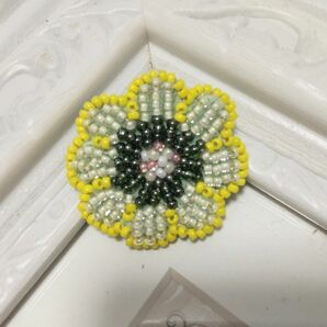 ビーズ刺繍のミニブローチ