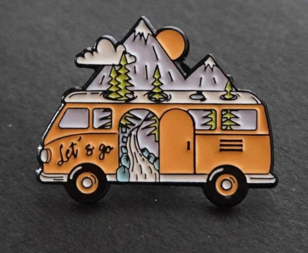 PIN『芸術バス登山』■//新品■■キャンプバス』 OUTDOOR アウトドア自然『山.キャンプ』 金属ピンバッジ バッチ■ミリタリー◎激渋